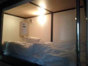 Mi cama del hotel Capsule de Kyoto