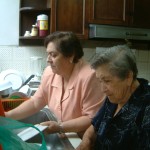 Mamá y abuela en la cocina