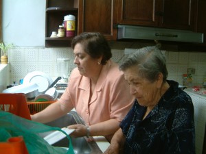 Mamá y abuela en la cocina