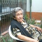 Mi abuelita en el jardín