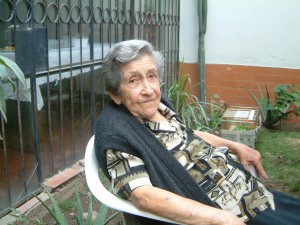 Mi abuelita en el jardín